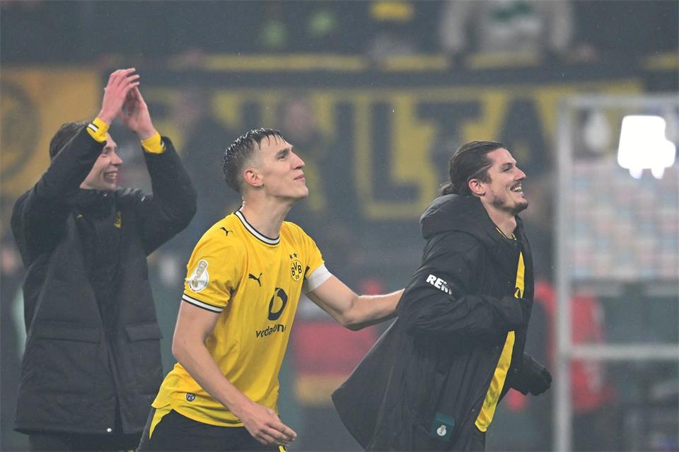 Feierten nach dem Last-Minute-Sieg im Pokal gemeinsam vor der Dortmunder Südtribüne: Nico Schlotterbeck (l) und Marcel Sabitzer. Fabian Strauch/dpa