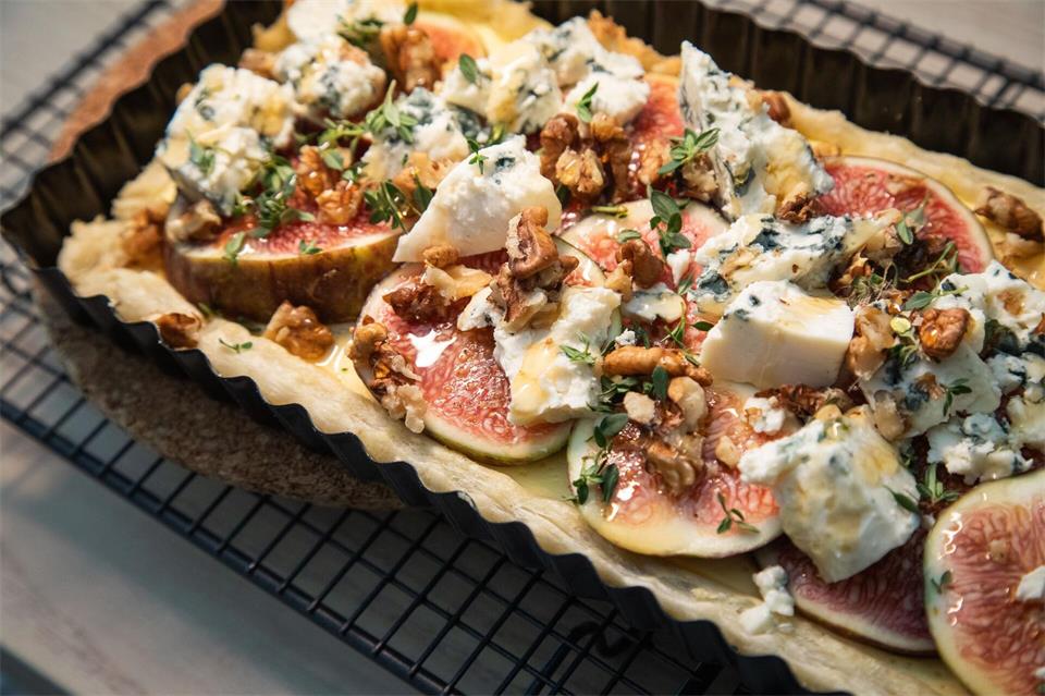 Feigen und Käse gelten als Traumduo - etwa in einer Feigentarte mit Blätterteig, Gorgonzola, Walnüsse, Thymian und Honig.Christin Klose/dpa-tmn