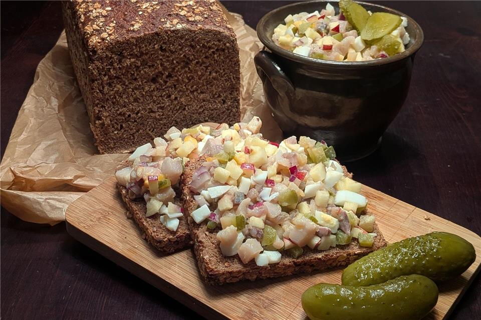 Fein gewürfelt landet das Häckerle mit salzigem Matjes, süßem Apfel, gekochtem Ei und knackigen Gurken auf dem Brot.Doreen Hassek/hauptstadtkueche.blogspot.com/dpa-tmn