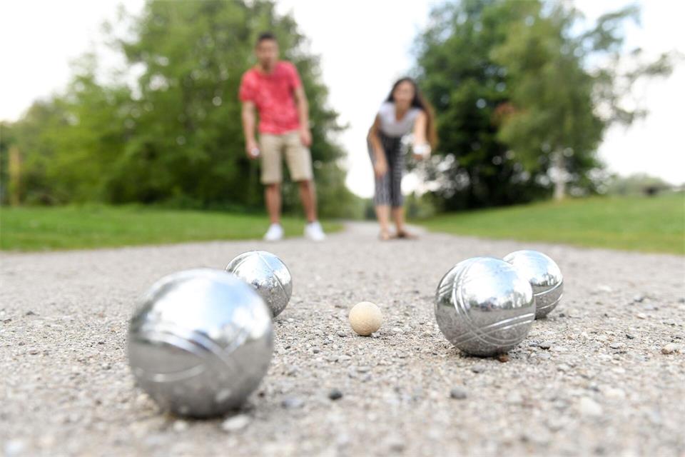 Feinmotorik, Konzentration und Lebensfreude: Boule spielen ist gut für Körper und Geist. Mit ein paar Tipps wird’s nicht zur einseitigen Belastung.picture alliance / dpa Themendienst