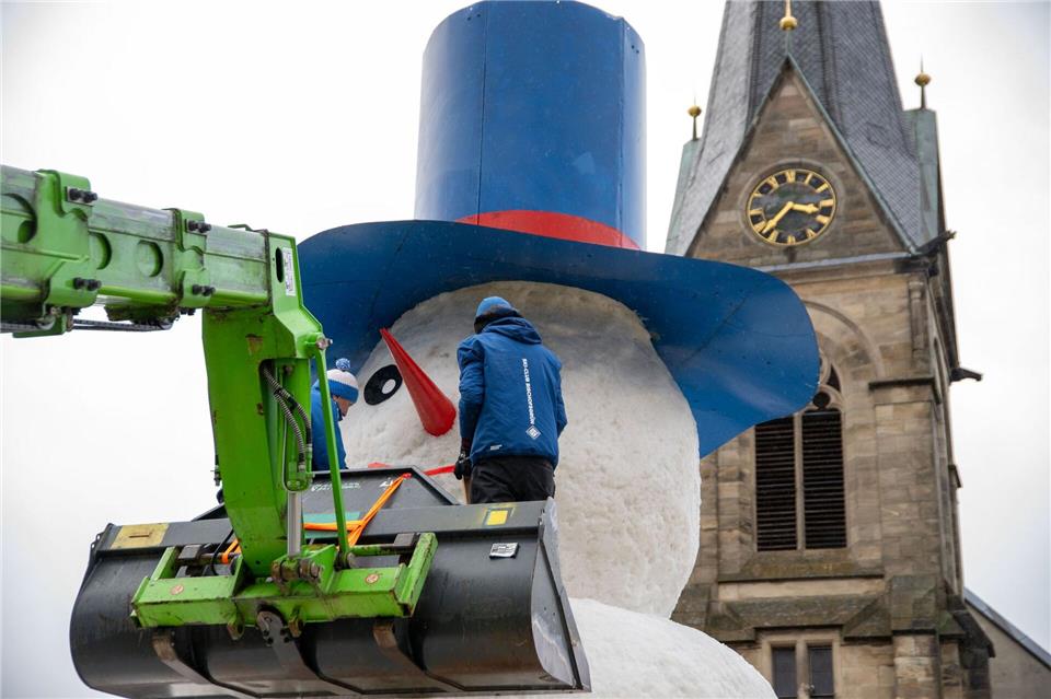 Feinschliff für den Schneemann „Jakob“.Pia Bayer/dpa