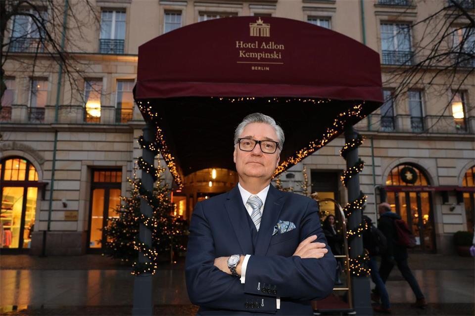 Felix Adlon ist Nachfahre der Gründer und spricht im Interview über den Namen des Nobelhotels. (Archivbild)Joerg Carstensen/dpa