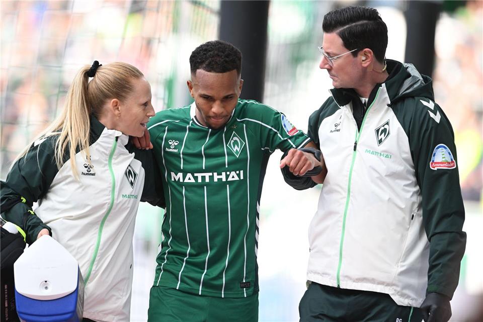 Felix Agu hat sich bei Bremens Sieg gegen St. Pauli am Knöchel verletzt.Carmen Jaspersen/dpa