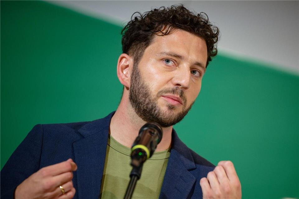 Felix Banaszak, Bundesvorsitzender der Grünen, zieht für seine Partei ein positives Ergebnis der NRW-Kommunalwahl.Henning Kaiser/dpa