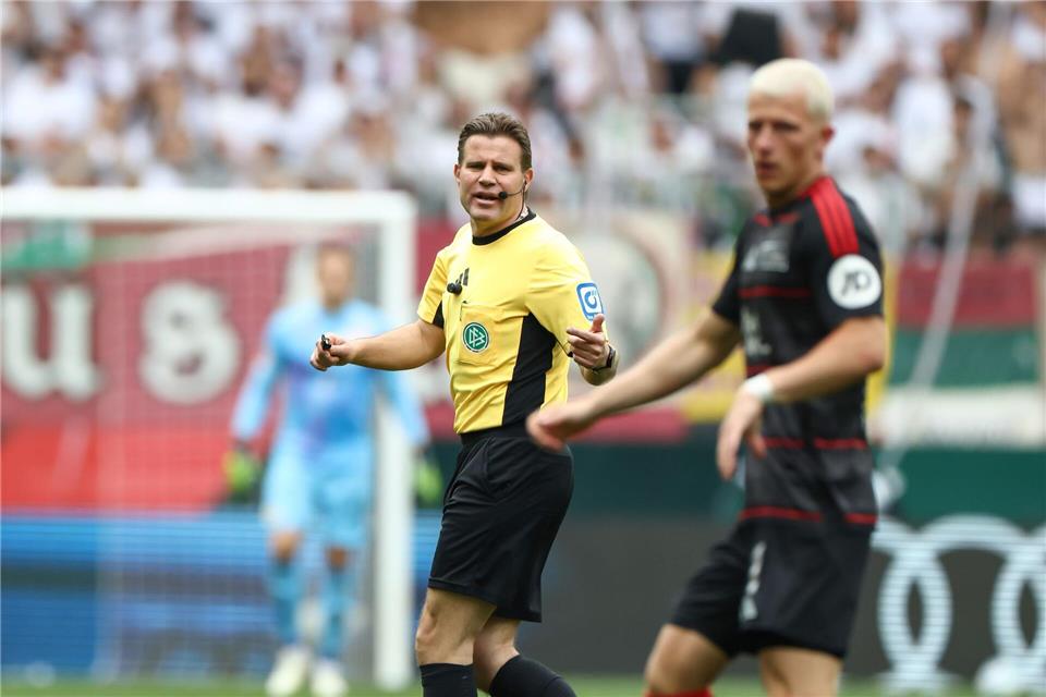 Felix Brych erklärt, wie er mit schwierigen Spielern umgeht. Daniel Löb/dpa