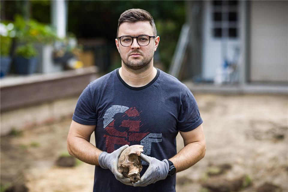 Felix Chall hat etliche Knochen in seinem Garten in Braunschweig gefunden.Moritz Frankenberg/dpa