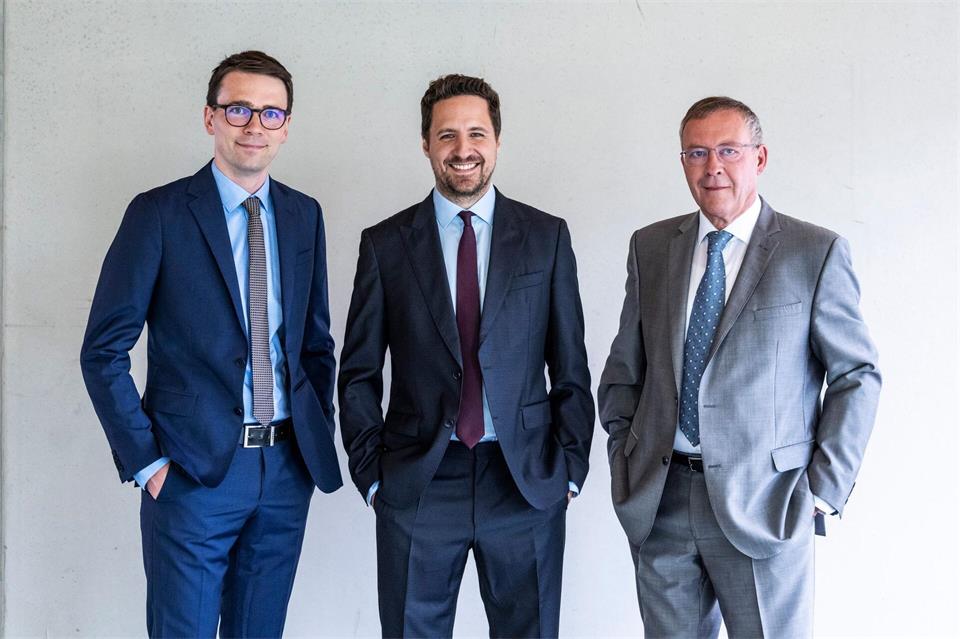 Felix Fischer (links), Stephan Herrmann (Mitte) und Hartmut Spliethoff (rechts) forschen an einem reversiblen Brennstoffzellenkraftwerk. (Handout)Ansgar Pudenz/Deutscher Zukunftspreis/dpa