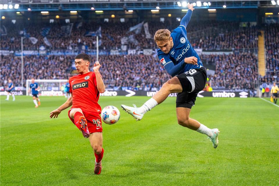 Felix Keidel (l) und die SV Elversberg hatten bei Arminia Bielefeld das Nachsehen.David Inderlied/dpa