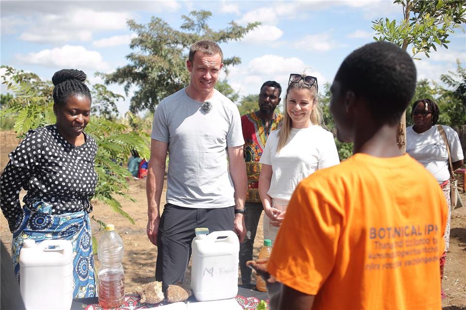 Felix Loch und seine Frau Lisa besuchen ein Projekt der Kinderrechtsorganisation Plan International in Malawi.Maria Thundu/Plan International/mia-management/dpa
