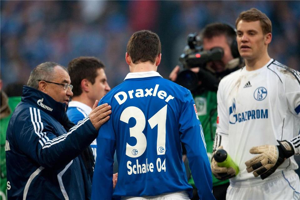 Felix Magath (l) trainiert auf Schalke einst auch Manuel Neuer (r). (Archivbild)picture alliance / dpa