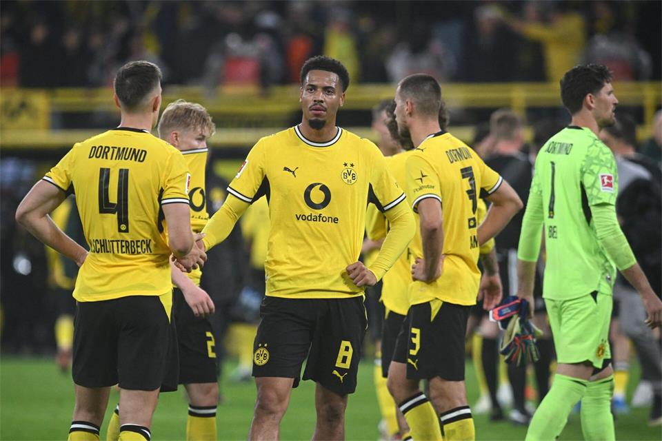 Felix Nmecha (M) und Borussia Dortmund haben gegen Werder Bremen spät zwei Punkte verschenkt. Bernd Thissen/dpa