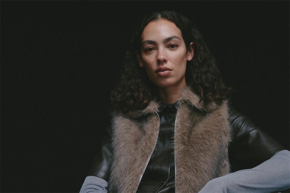 Fell und Faux Fur: Das verbindet Glattes mit Struktur. Ein Kniff, der in der Mode gerade gut kommt. Hier zu sehen im aktuellen Look von Opus (Ledershirt ca. 90 Euro, Fake-Fur-Weste ca. 100 Euro, Shirt ca. 60 Euro, Hose ca. 80 Euro).Opus/dpa-tmn
