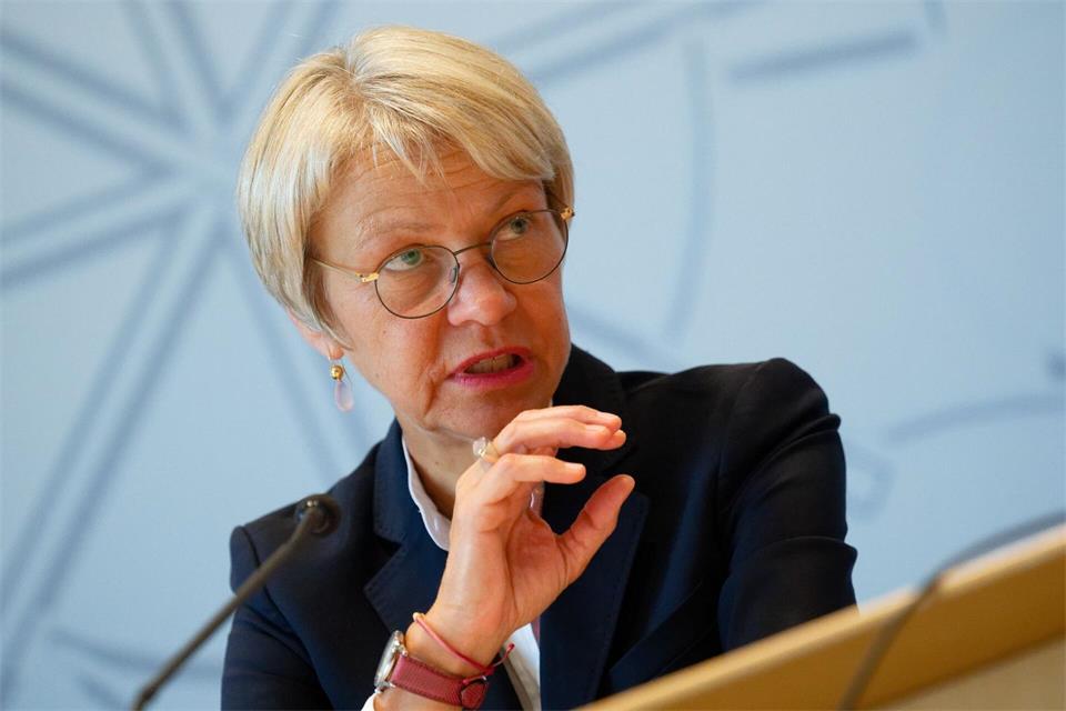 Feller hat sich zum Ziel gesetzt, die Basiskompetenzen in Lesen, Schreiben und Rechnen in den Grundschulen zu stärken.Henning Kaiser/dpa
