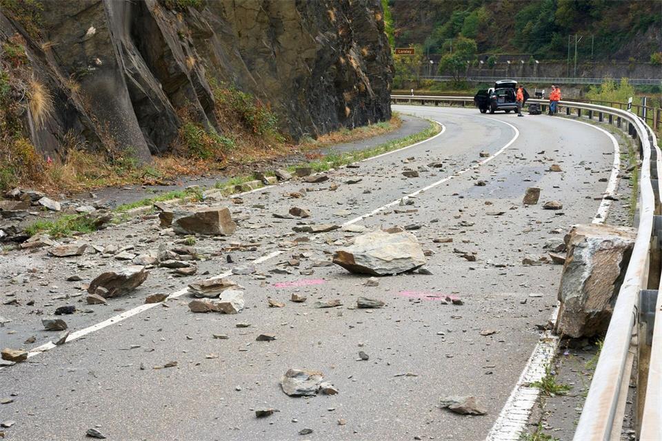 Felsbrocken blockieren die Bundesstraße - eine Umleitung wird eingerichtet. Thomas Frey/dpa