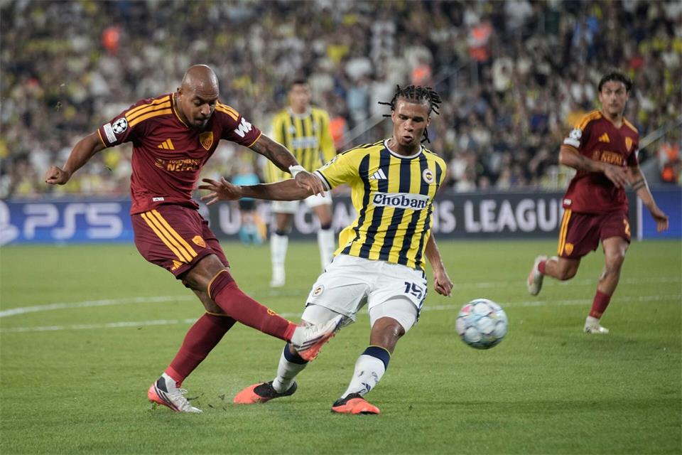Fenerbahce holte gegen Rom einen Punkt.Khalil Hamra/AP/dpa