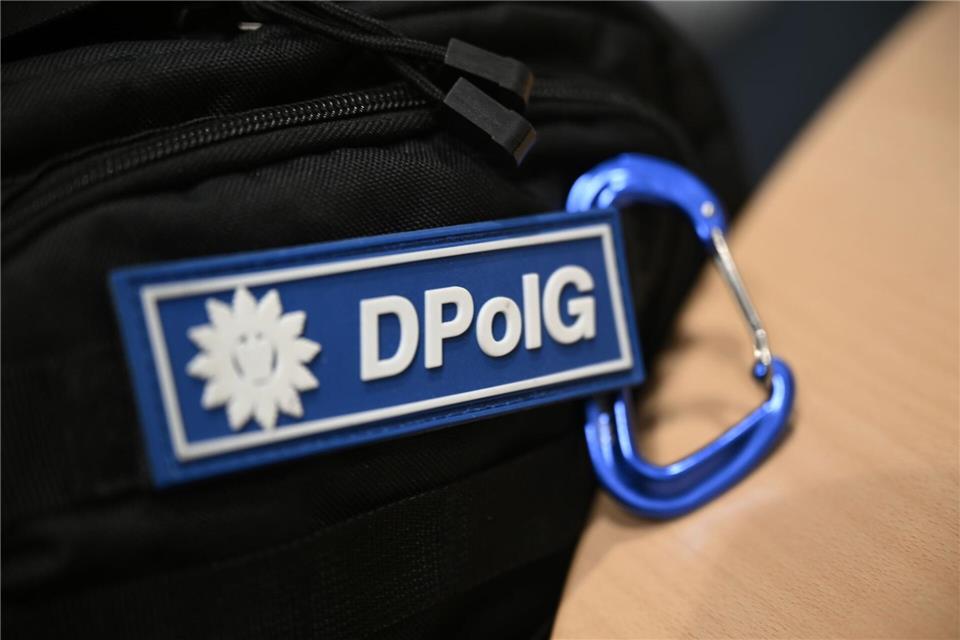 Fenster am Gebäude der Deutschen Polizeigewerkschaft wurden eingeschlagen. (Symbolbild) Marijan Murat/dpa