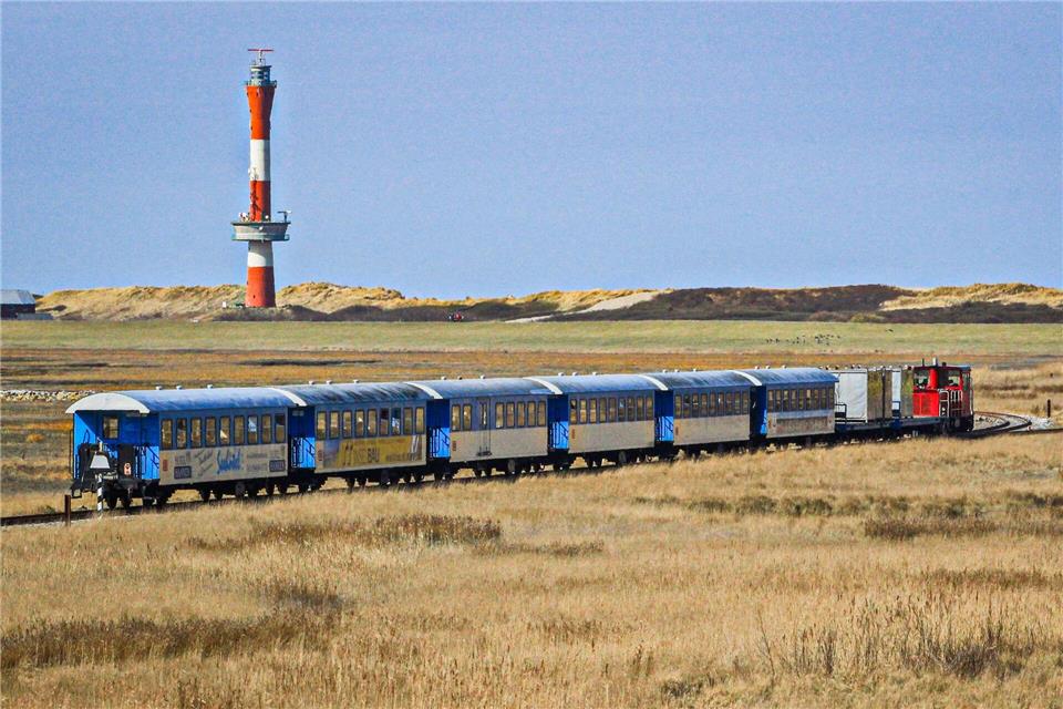 Fensterplätze in der Bahn sind begehrt: Die Blicke gehen über die Salzwiesen und auf den neuen Leuchtturm von Wangerooge. Bernd F. Meier/dpa-tmn