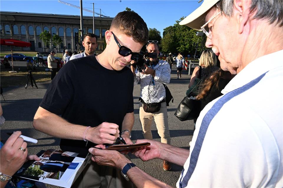 Ferdinand Hofer schreibt Autogramme.Felix Hörhager/dpa