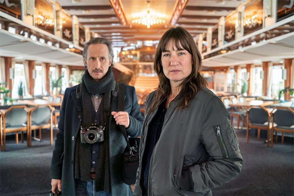 Ferdinand Zankl (l, Michael Ostrowski) und Frederike Bader (Marie Leuenberger) an Bord des verlassenen Ausflugsschiffes. Daniel Rübesam/ARD/dpa