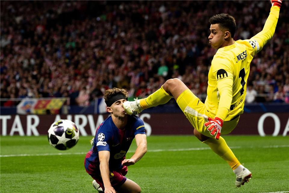 Fermin Lopez (l) vom FC Barcelona kämpft mit Juan Musso (r) von Atletico de Madrid um den Ball.Marti Segura Ramoneda/ZUMA Press Wire/dpa