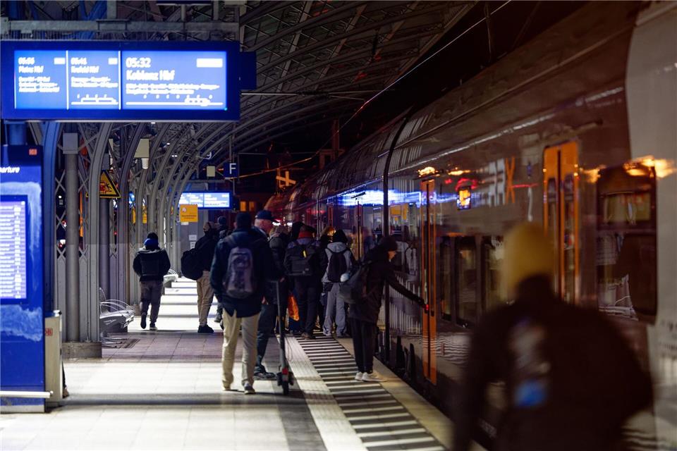 Fern- und Regionalzüge fahren den Kölner Hauptbahnhof wieder an.Henning Kaiser/dpa