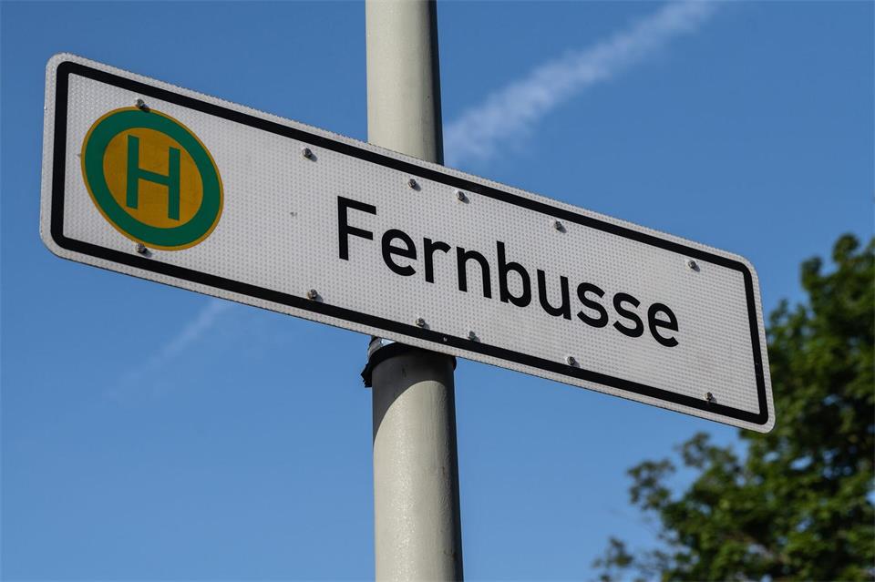 Fernbusse sind als Alternative zur Bahn beliebt. (Symbolbild)Swen Pförtner/dpa