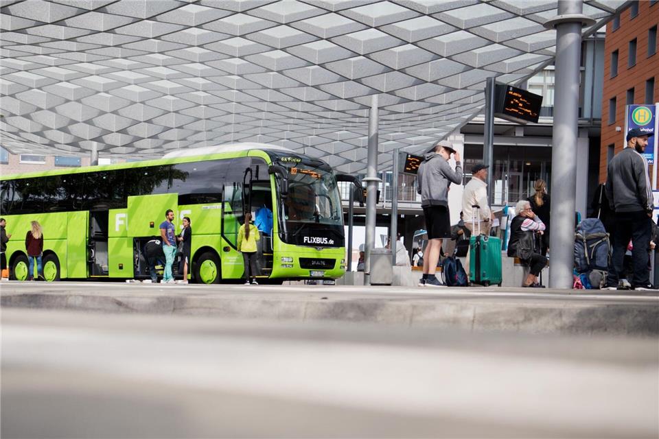 Fernbusunternehmen wie FlixBus, BlaBlaCar Bus oder Alsa bieten Fahrten durch ganz Europa an.Julian Stratenschulte/dpa/dpa-tmn
