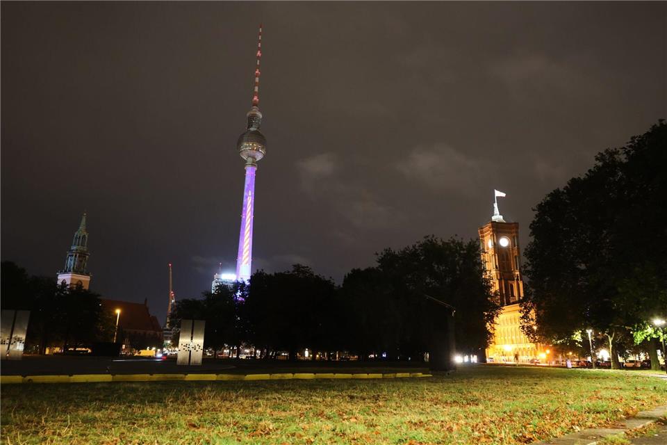Fernsehturm und Rotes Rathaus waren bei der Generalprobe für das „Festival of Lights“ in ungewohnten Farben zu sehen. J�rg Carstensen/dpa