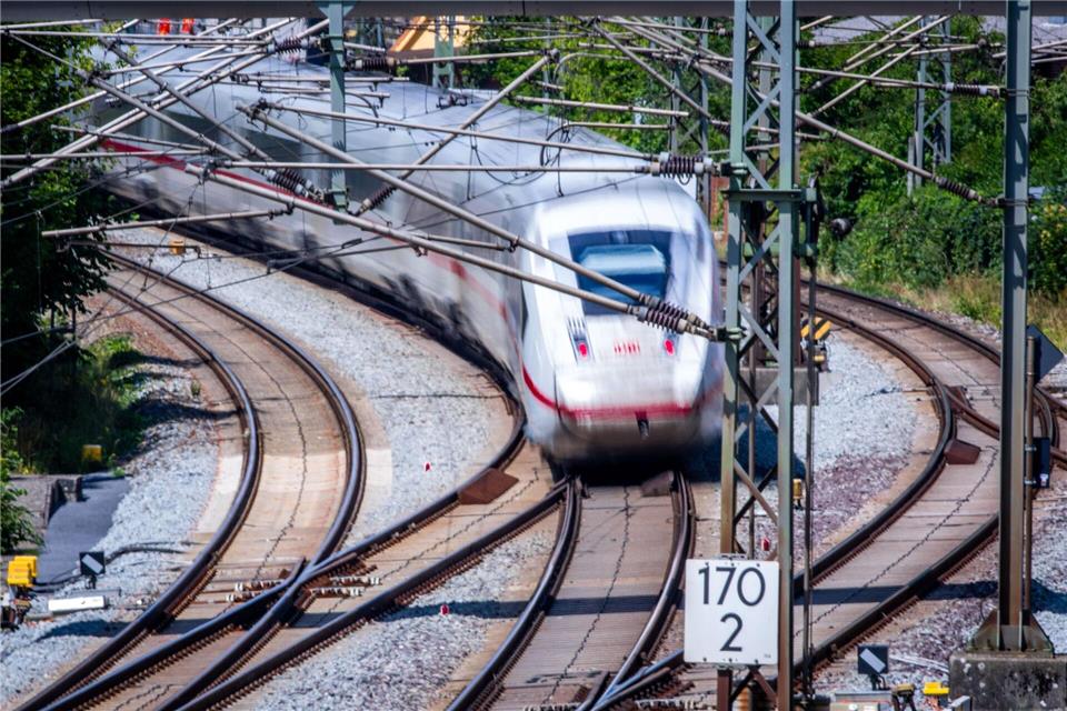 Fernzüge zwischen Hamburg und Berlin werden mit Baubeginn ab 1. August umgeleitet und brauchen rund 45 Minuten länger.Jens Büttner/dpa