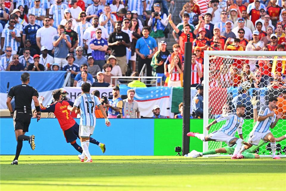 Ferrán Torres (2.vl) erzielt das Tor zum 1:0. Tom Weller/dpa