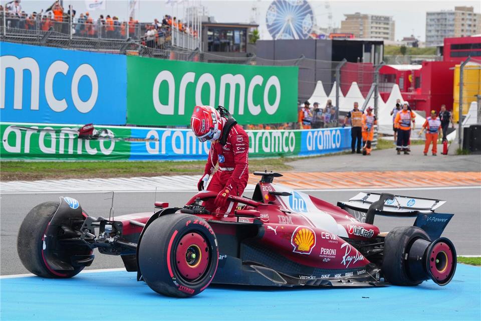 Bilder des Tages Ferrari-Pilot Charles Leclerc aus Monaco steigt nach einem Unfall während des Großen Preises der Niederlande in Zandvoort aus seinem Rennwagen.Peter Dejong/AP/dpa
