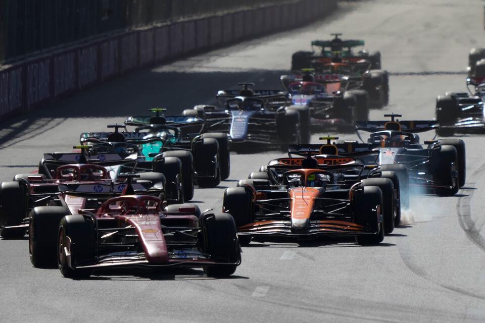 Ferrari-Pilot Charles Leclerc führte das Feld nach dem Start an.Sergei Grits/AP/dpa
