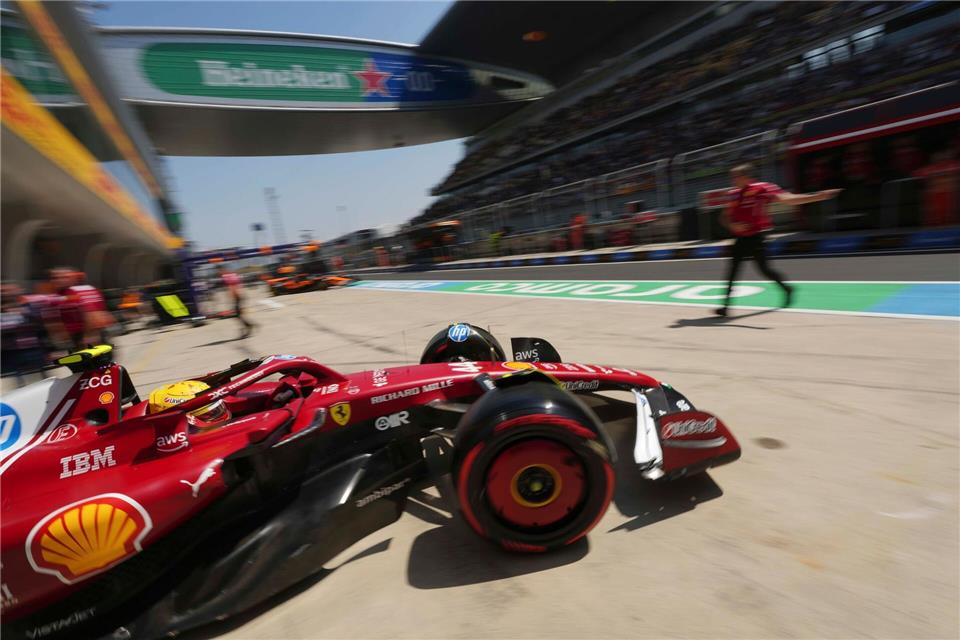 Ferrrari hofft mit Lewis Hamilton auf eine Steigerung.Andy Wong/AP/dpa