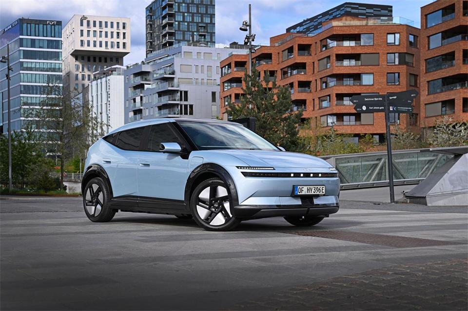Fesche Linie - und dafür recht viel Platz: Hinten können auch Erwachsene halbwegs bequem sitzen und es gibt einen großen Kofferraum.Hyundai/dpa-tmn