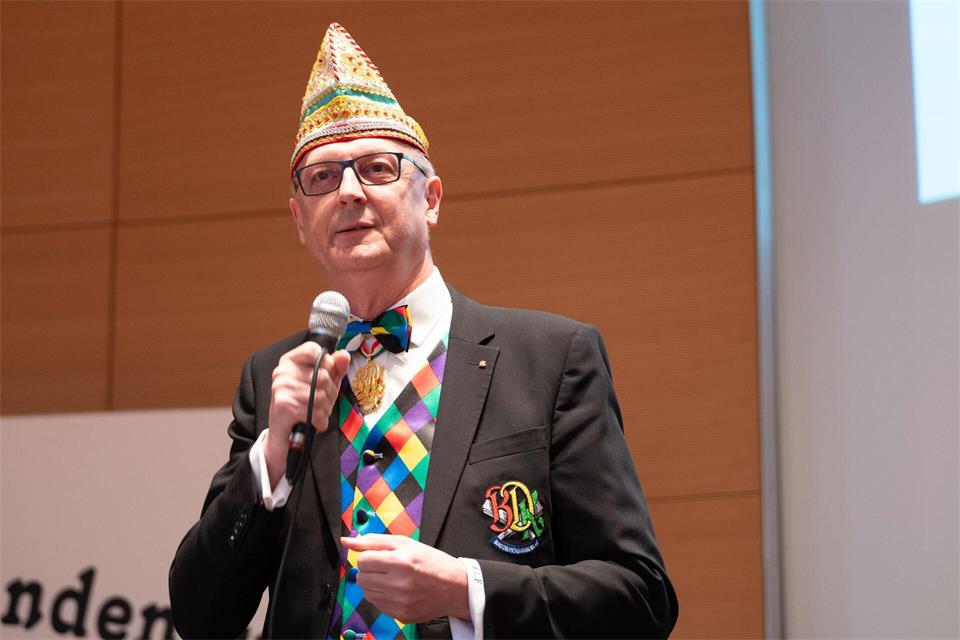 Fess wird für sein jahrzehntelanges Engagement als Karnevalist geehrt. (Archivbild)Markus Lenhardt/dpa