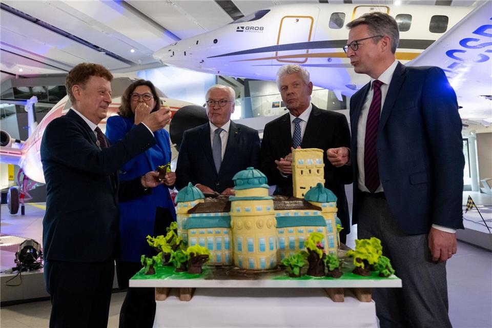 Festakt mit Torte - in Museumsform.Sven Hoppe/dpa