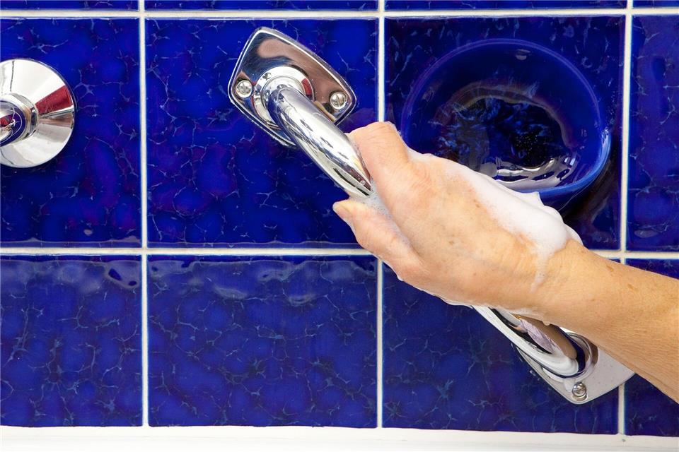 Fester Halt im Bad: Haltegriffe an Dusche oder Badewanne geben Sicherheit und können helfen, gefährliche Stürze zu vermeiden.Kai Remmers/dpa-tmn