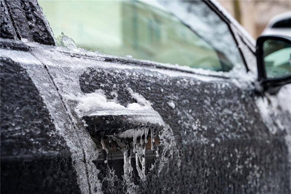 Festgefrorene Türen lassen sich oft mit sanfter Wärme und etwas Geduld öffnen: Nach dem Öffnen Dichtungen abtrocknen und pflegen, um erneutes Festfrieren zu verhindern.picture alliance / dpa-tmn