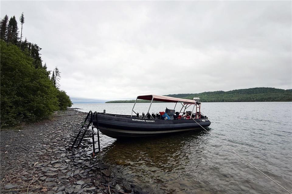 Festgemacht in der Sawyer-Bucht: Nach der Überfahrt geht es wandernd zu Fuß weiter. Christoph Jänsch/dpa-tmn