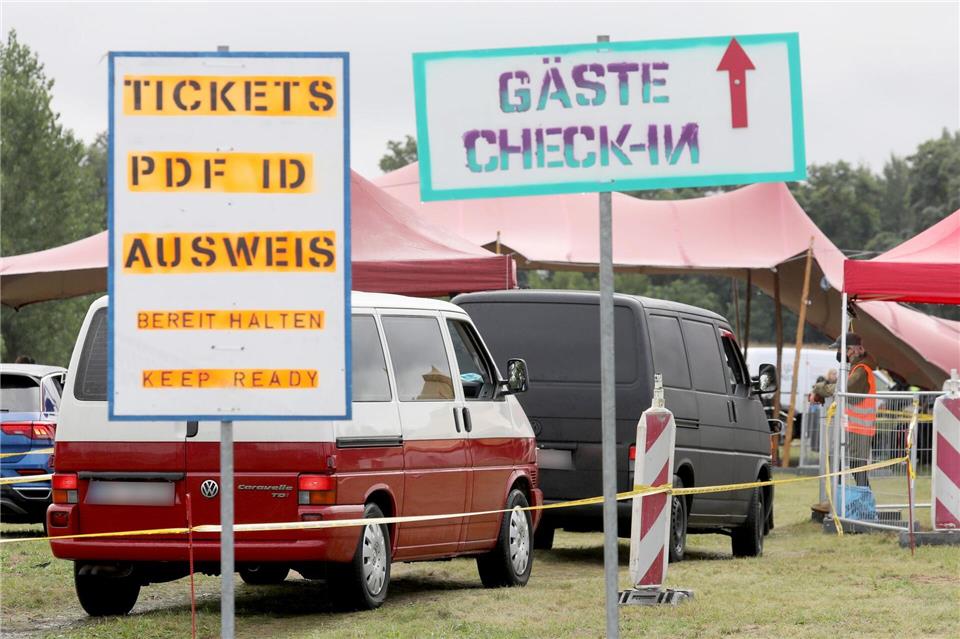Festivalbesuch mit dem Auto – klingt nach Freiheit, braucht aber Planung: Mit diesen Tipps kommt man entspannter hin (und wieder weg).picture alliance/dpa/dpa-Zentralbild