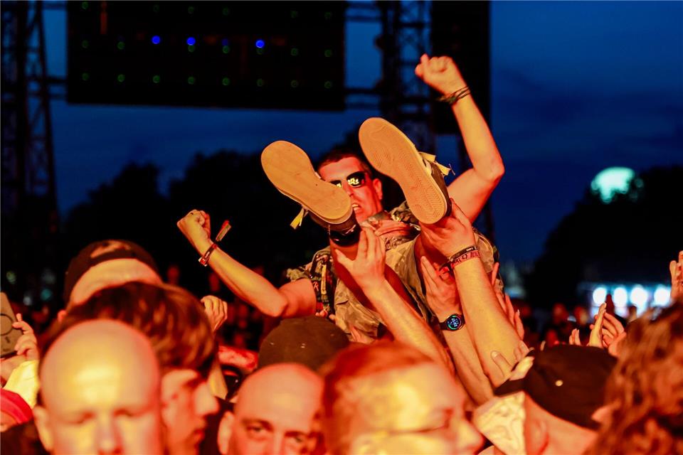 Festivalbesucher feiern während des Auftritts der Band Hämatom beim Wacken Open Air.Frank Molter/dpa