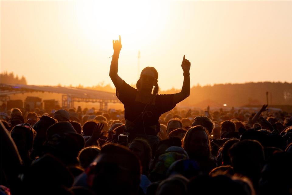 Festivalbesucher verfolgen auf dem Deichbrand Festival das Konzert des Rappers Marteria.Hauke-Christian Dittrich/dpa