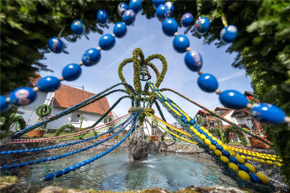 Festlich geschmückte Osterbrunnen sind in Franken derzeit zu bewundern. So wie hier in Bieberbach.Pia Bayer/dpa