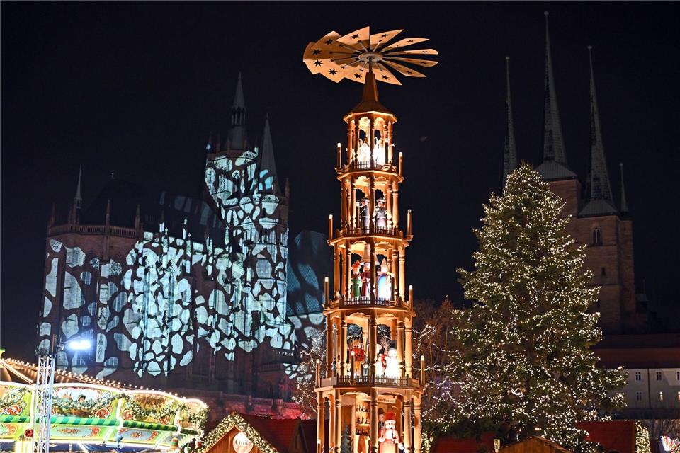 Festlich geschmückte Stände und erstes Gedränge: Der Erfurter Weihnachtsmarkt ist seit heute geöffnet.Martin Schutt/dpa