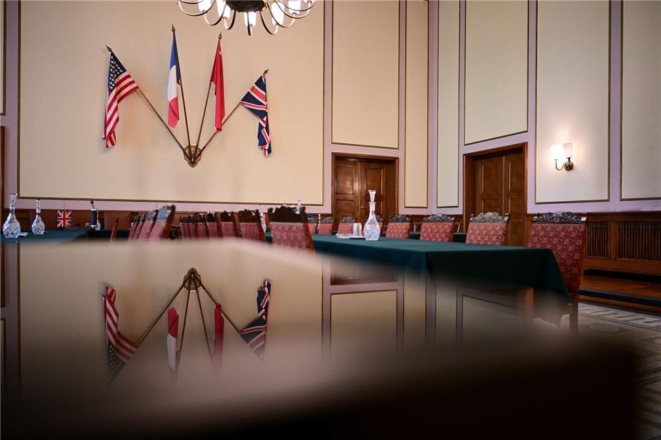 Festlicher Rahmen für den Untergang: Die Szenerie bei der Unterschrift der deutschen Wehrmachtsgeneräle unter die bedingungslose Kapitulation 1945. (Archivbild)Sebastian Christoph Gollnow/dpa