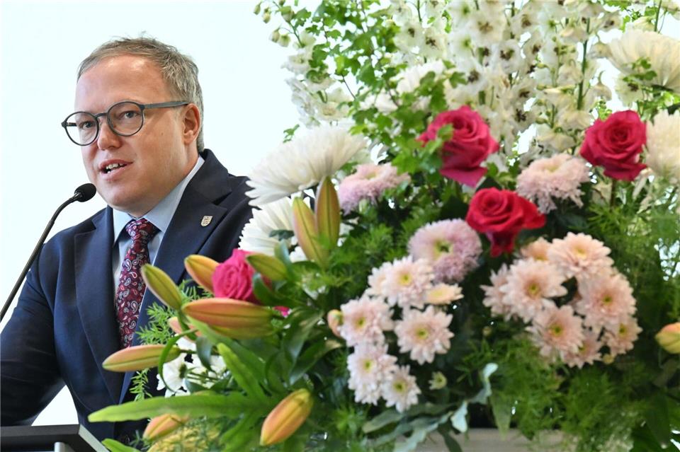 Festveranstaltung mit Blumen -  Ministerpräsident Mario Voigt beim 65-jährigen Jubiläum des großen Gartens. Martin Schutt/dpa