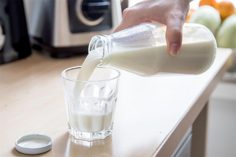Fettarme Milch-Varianten eignen sich gut in Müslis, Milch-Shakes, zum Backen oder für Crêpes. Christin Klose/dpa-tmn