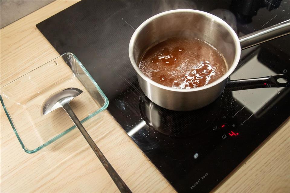 Fettige Brühe: Wie lässt sich überschüssiges Fett von der Oberfläche entfernen?Christin Klose/dpa-tmn