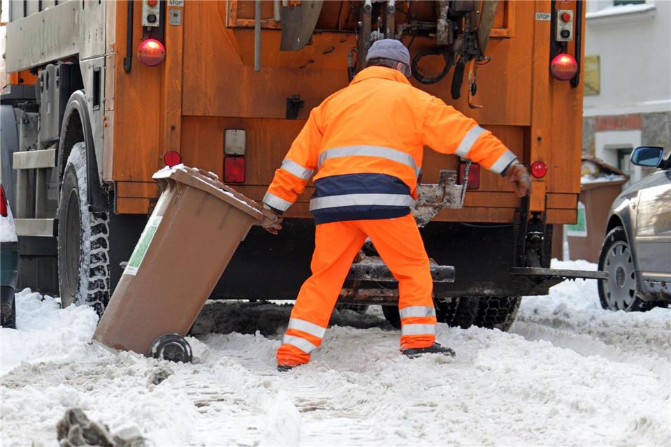 Feuchte Bioabfälle neigen dazu, bei Kälte in der Tonne festzufrieren.Jan Woitas/dpa/dpa-tmn