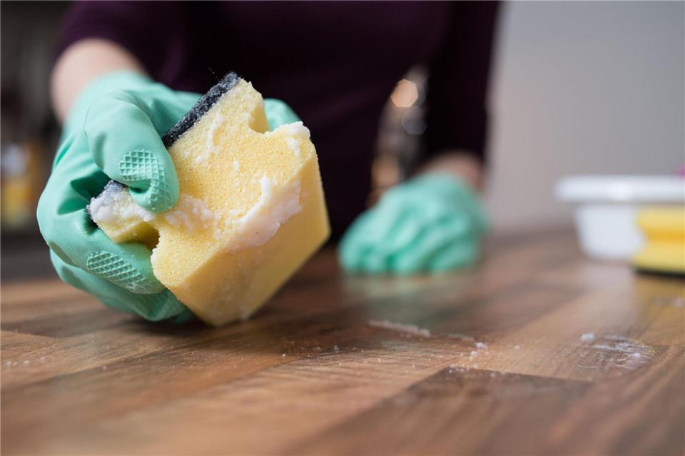 Hygiene in der Küche - so haben Keime keine Chance  Feuchte Schwämme sollte man regelmäßig austauschen oder besser gleich dünne Putzlappen oder Küchenpapier verwenden, wenn etwas verschüttet wurde.Franziska Gabbert/dpa-tmn